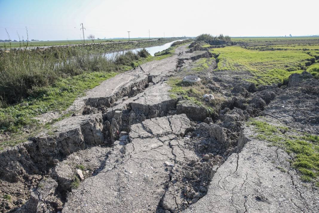 Kırılan fay hattı görüntülendi! Filmden kareler değil gerçek: Yollar yarıldı, devasa çatlaklar oluştu! 25